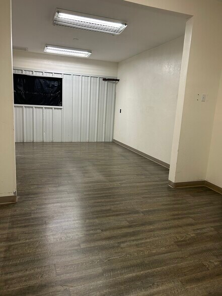 More Photos Of 700 S Bennett Dr, Dewey Warehouse For Lease