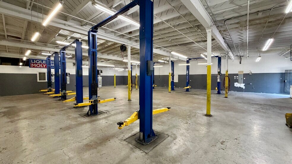 More Photos Of 14850 Calvert St, Van Nuys Service For Lease