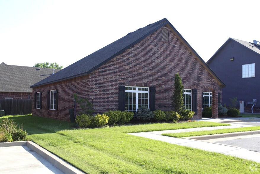More Photos Of 1909 W C St, Jenks Office For Lease