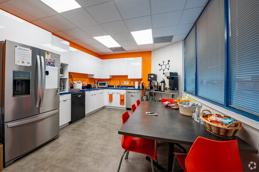 More Photos Of 5215 W Laurel St, Tampa Office For Sale