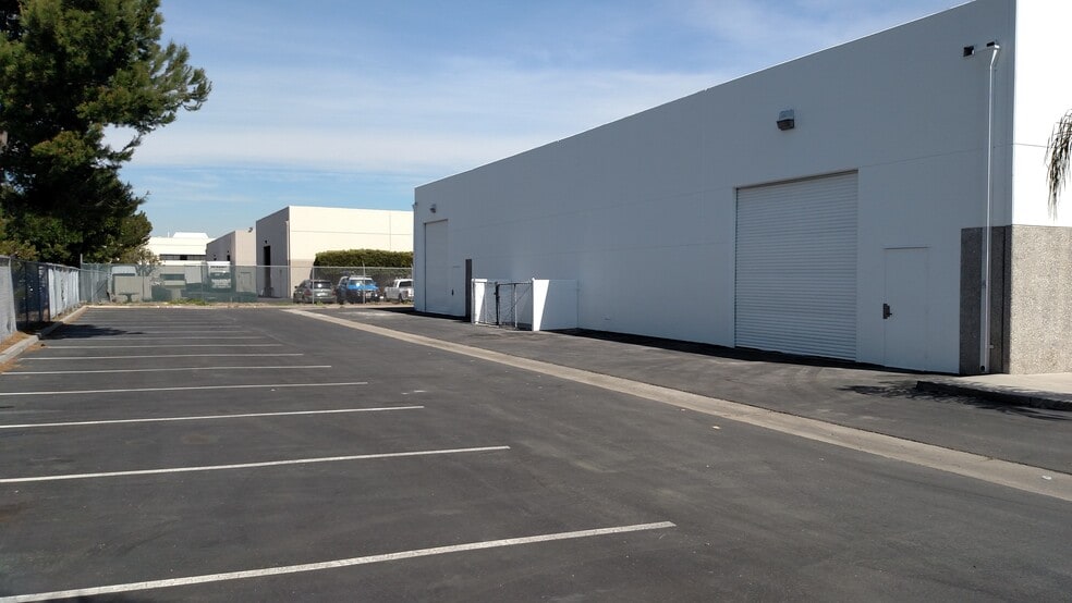 More Photos Of 11591 Markon Dr, Garden Grove Warehouse For Lease