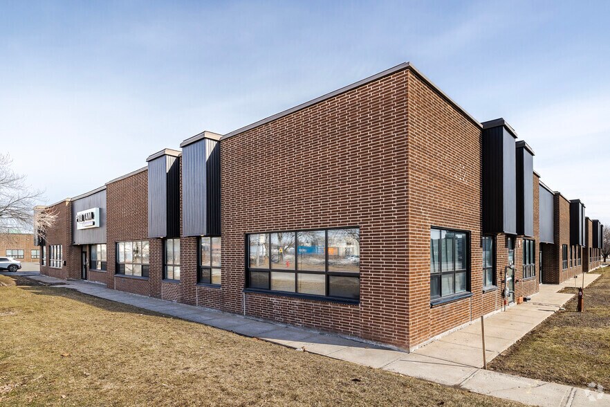 More Photos Of 825 Rue Tecumseh, Dollard-des-Ormeaux Warehouse For Lease