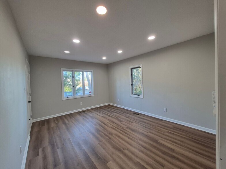 More Photos Of 1600 Elm St, Sanford Office For Lease