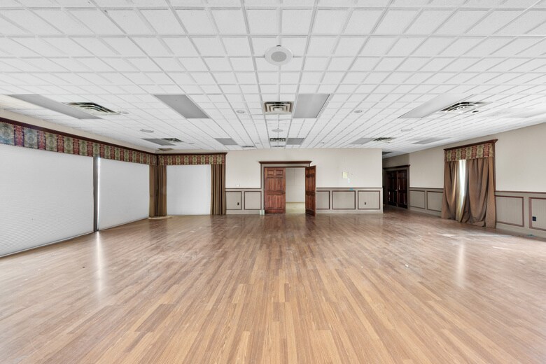 More Photos Of 401 S Stagecoach Rd, Salado Office For Sale