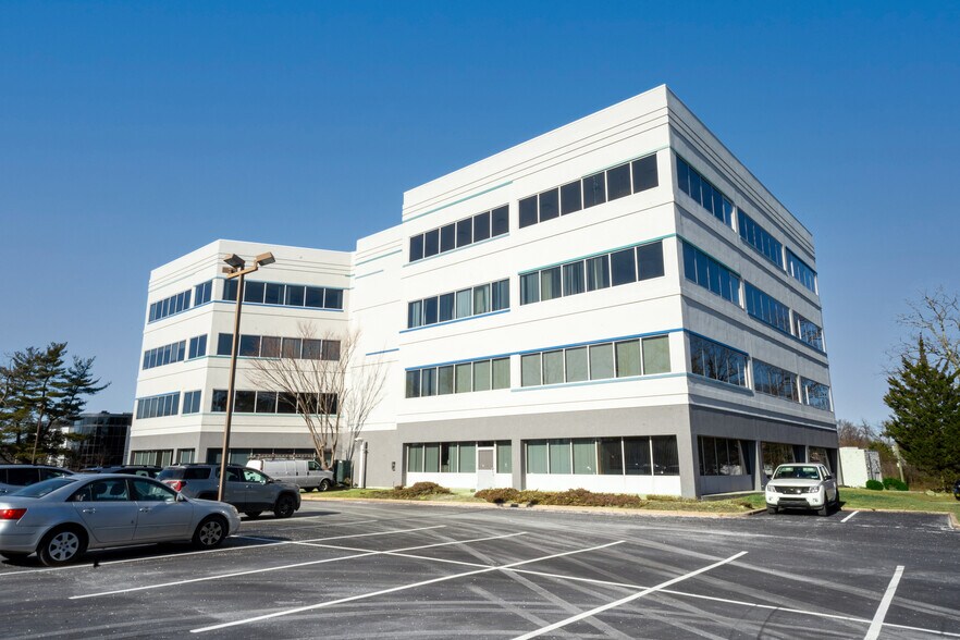 More Photos Of 300 Wheeler Rd, Hauppauge Office For Lease
