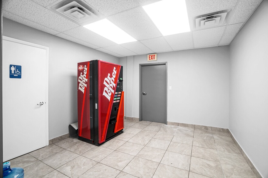 More Photos Of 8200-8358 NW 30th Ter, Doral Warehouse For Lease