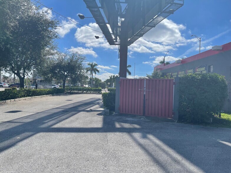 More Photos Of 2731 Broward Blvd, Fort Lauderdale Freestanding For Sale