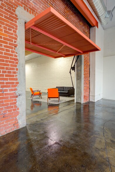 More Photos Of 2616 W Jefferson Blvd, Los Angeles Showroom For Sale