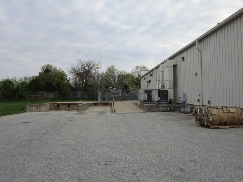 More Photos Of 18160 Market Ct, Westfield Freestanding For Lease