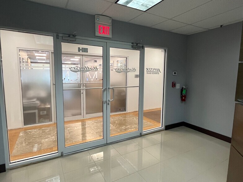 More Photos Of 2550 S Bayshore Dr, Coconut Grove Office For Lease