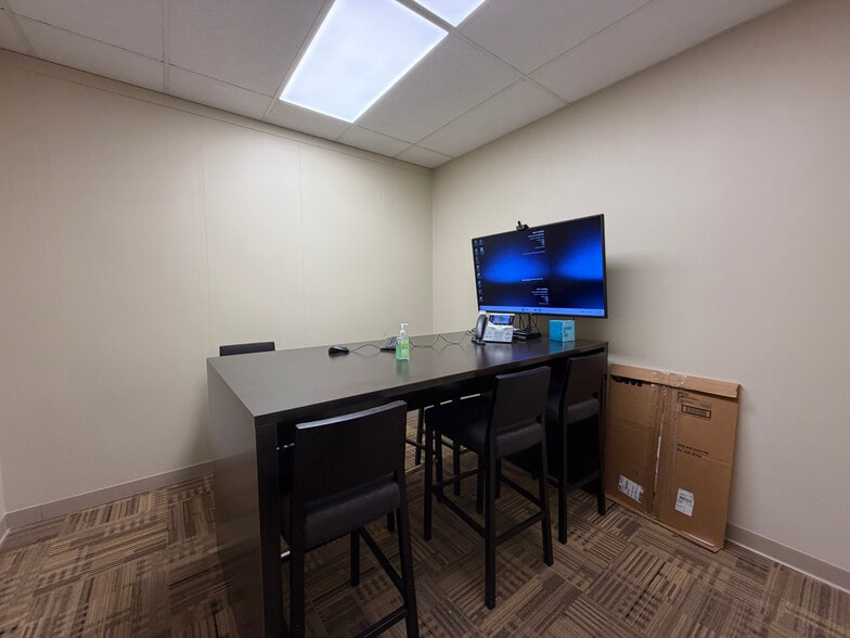 More Photos Of 985 Gezon Pky SW, Grand Rapids Office For Lease
