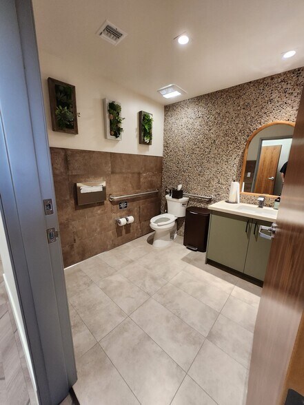 More Photos Of 6630 Foothill Blvd, Tujunga Freestanding For Lease