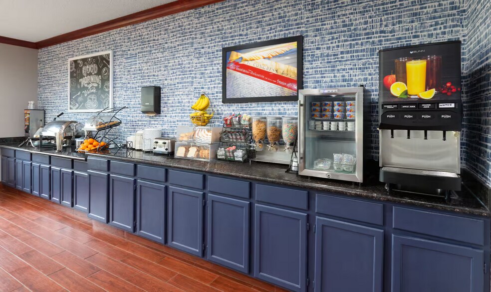 More Photos Of 2210 West St S, Grinnell Hotel For Sale