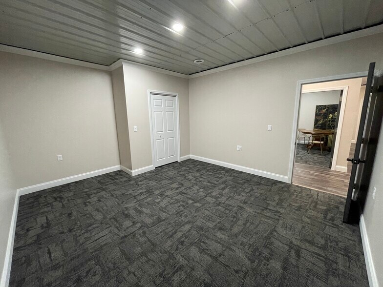 More Photos Of 1655 Plett Rd, Cadillac Office Residential For Lease