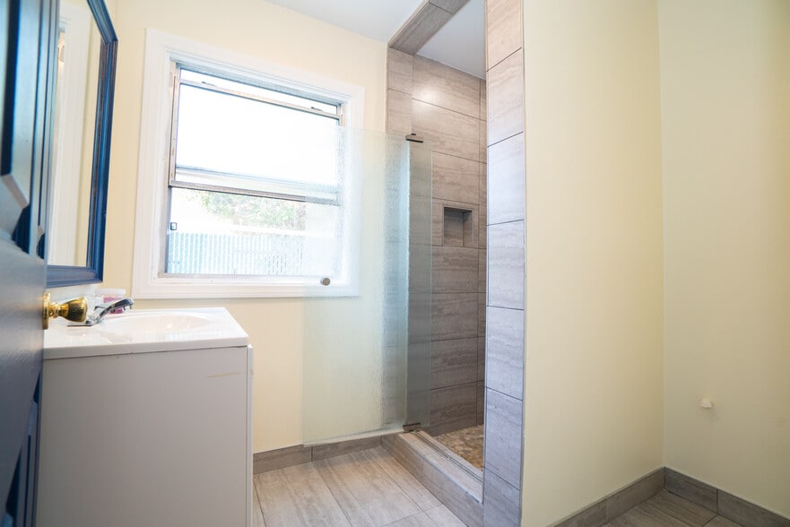 More Photos Of 238 W 10th St, San Pedro Hotel For Sale