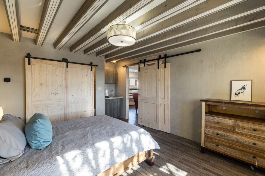 More Photos Of 102 Rabbit Rd, Santa Fe Specialty For Sale