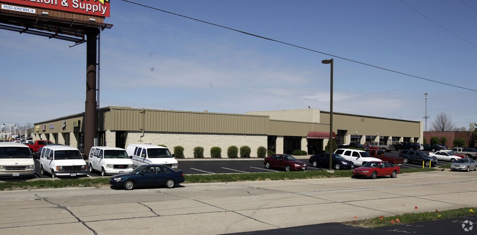 More Photos Of 4300-4372 N Service Rd, Saint Peters Showroom For Lease