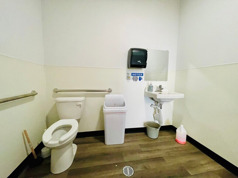 More Photos Of 3068 Kirchoff Rd, Rolling Meadows General Retail For Sale