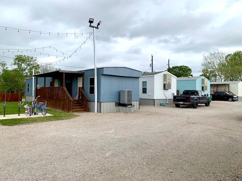 More Photos Of 3621 County Road 161, Alvin Multifamily For Sale