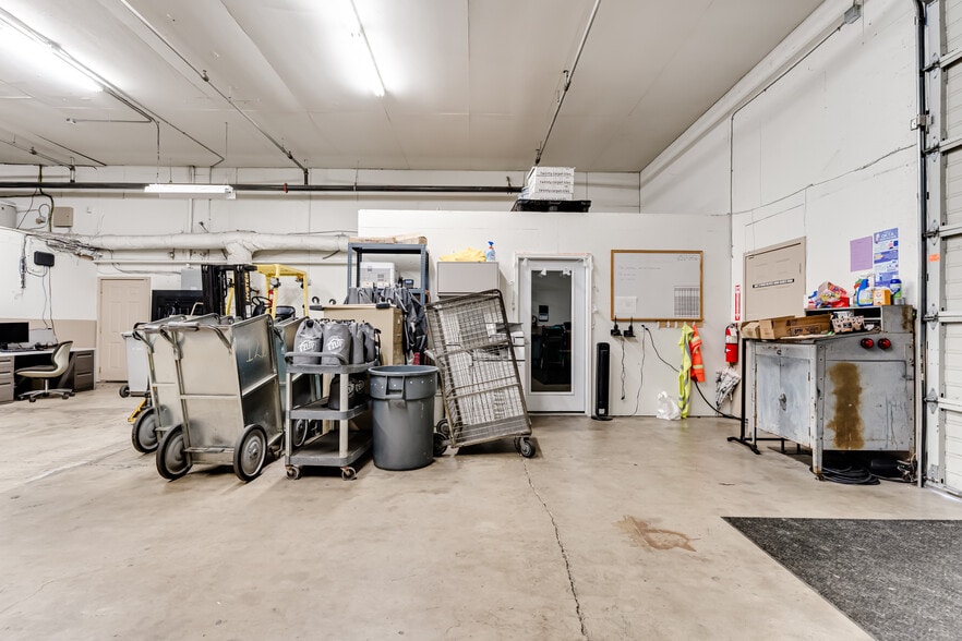More Photos Of 4224 W 7th Ave, Eugene Service For Lease