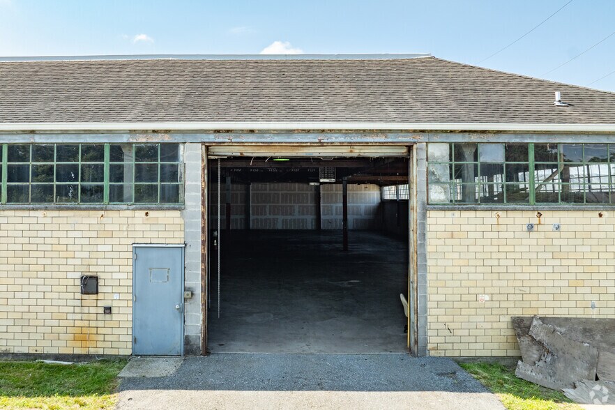 More Photos Of 19-05 Nevins Rd, Fair Lawn Warehouse For Lease