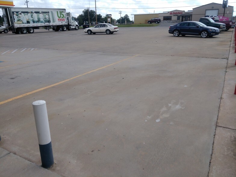 More Photos Of 404-406 W Country Club Rd, Chickasha General Retail For Sale
