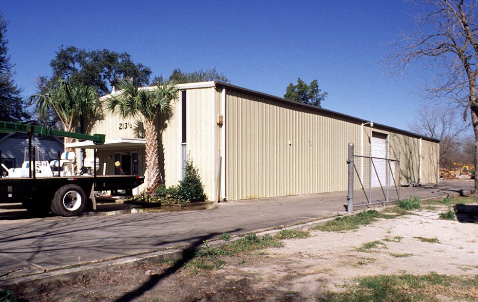 More Photos Of 213 1/2 Burress St, Houston Warehouse For Sale