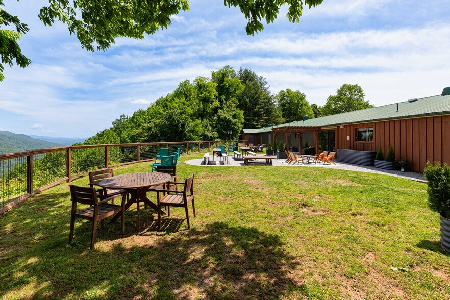 More Photos Of 1793 Holbert Cove Rd, Saluda Hotel For Sale