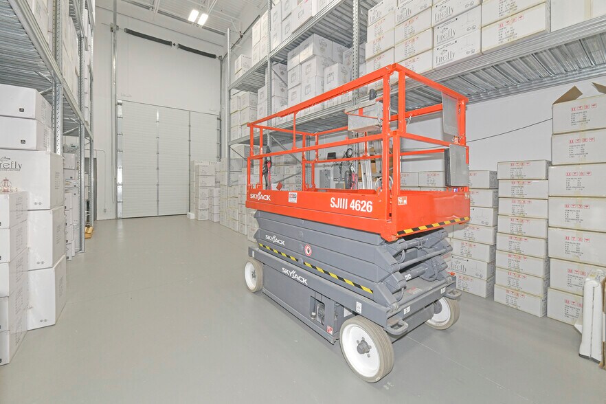 More Photos Of 200 Mostar St, Whitchurch-Stouffville Light Distribution For Lease