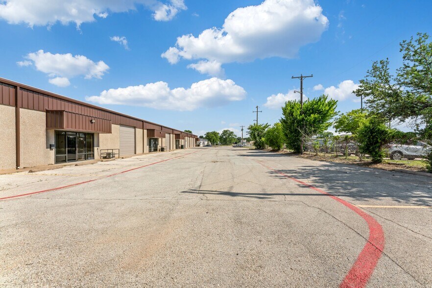 More Photos Of 801 Secretary Dr, Arlington Warehouse For Lease