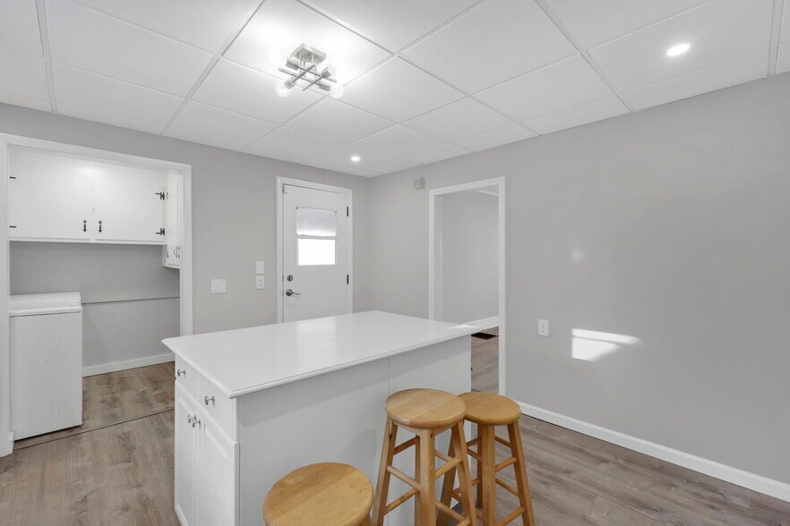 More Photos Of 142 Dickinson St, Springfield Flex For Sale