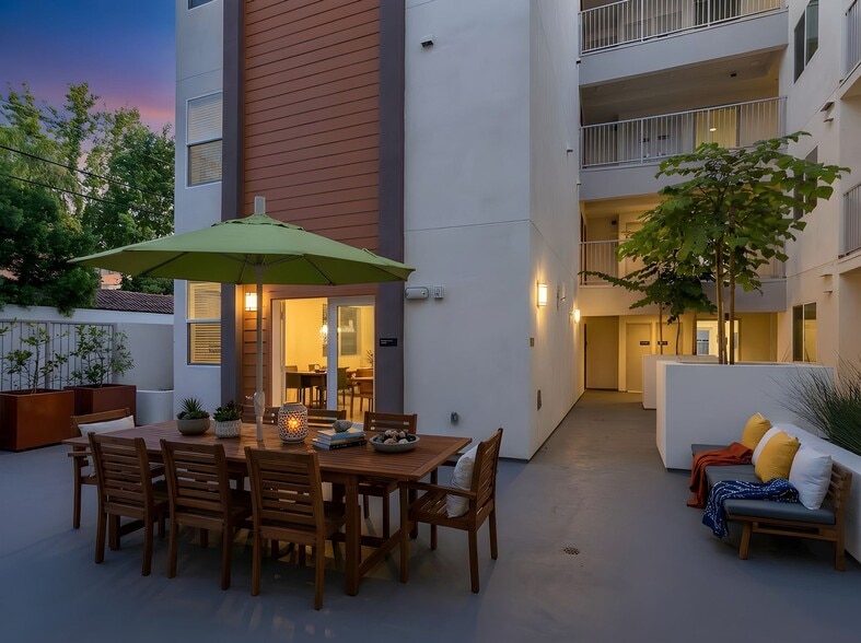More Photos Of 10555 Bloomfield St, Toluca Lake Apartments For Sale