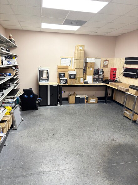 More Photos Of 2847 John Deere Dr, Knoxville Light Distribution For Lease