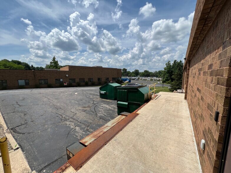 More Photos Of 8300 Dow Cir, Strongsville Light Distribution For Lease