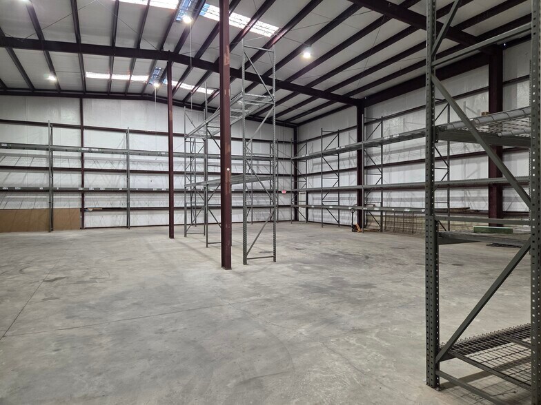 More Photos Of 3140 Lees Ln, Mobile Light Distribution For Sale