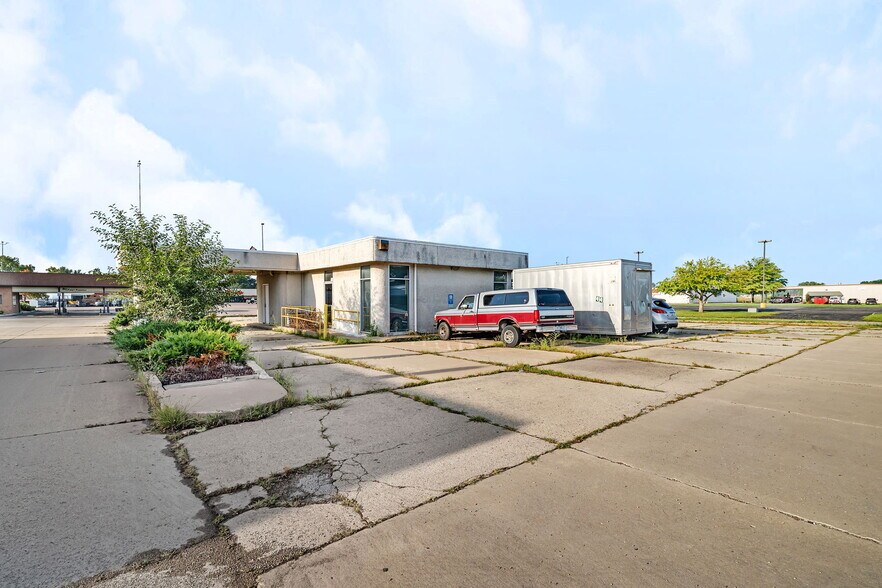 More Photos Of 24 Danny's Dr, Streator Bank For Sale