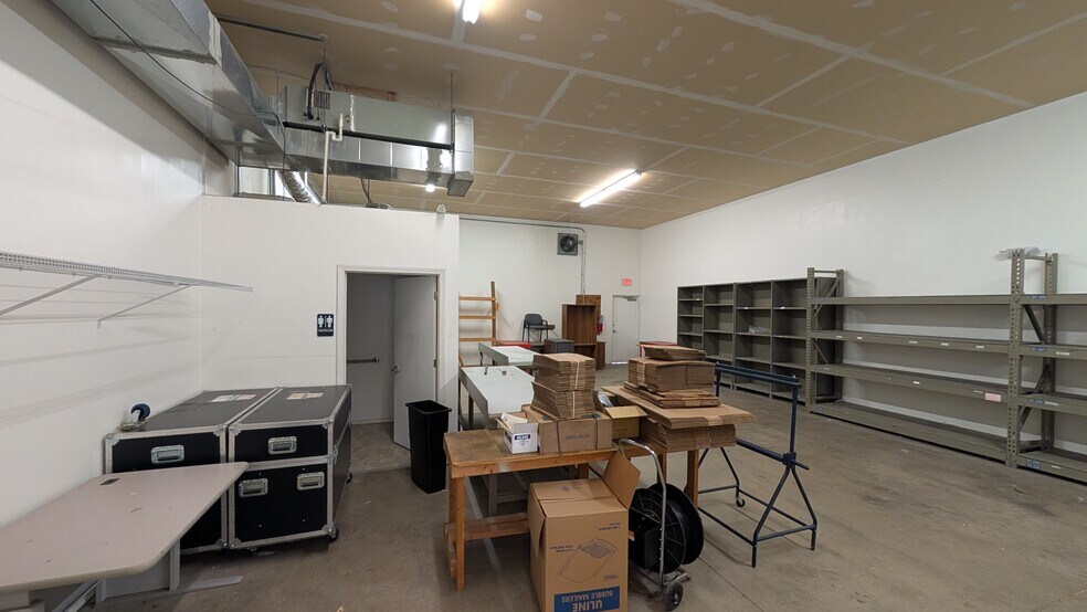 More Photos Of 112 Merle Ln, Normal Light Manufacturing For Lease