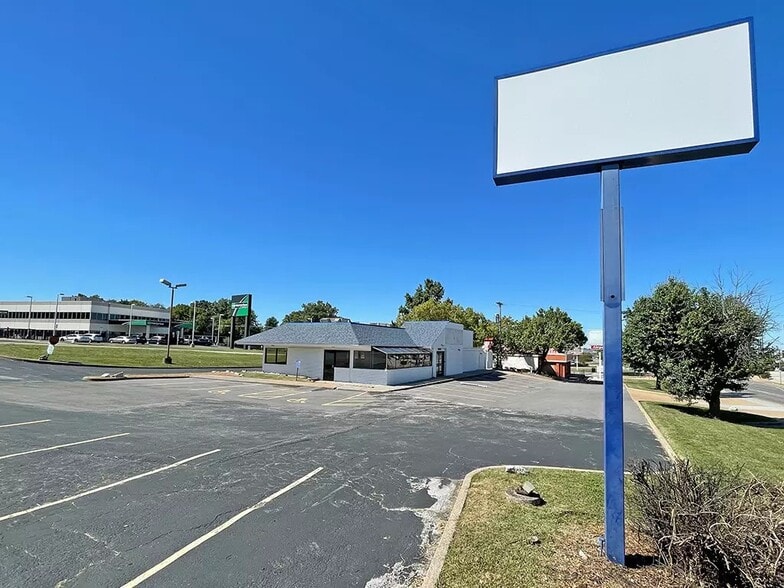 More Photos Of 9640 Natural Bridge Rd, Saint Louis Freestanding For Sale