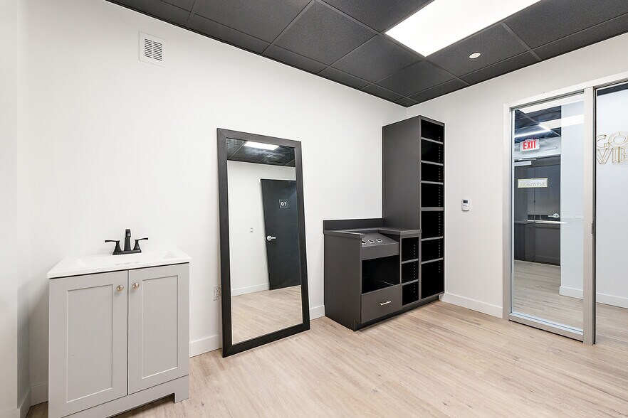 More Photos Of 801-803 W Big Beaver Rd, Troy Office For Lease