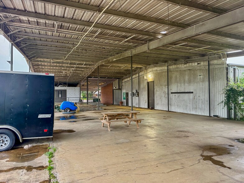 More Photos Of 300 W School St, Madisonville Light Distribution For Sale