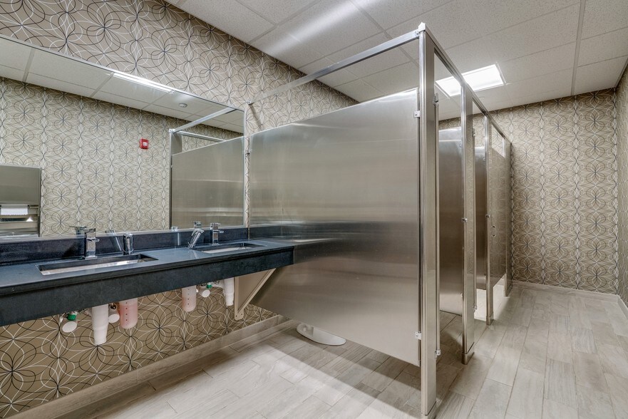More Photos Of 8000 Brooktree Rd, Wexford Medical For Lease