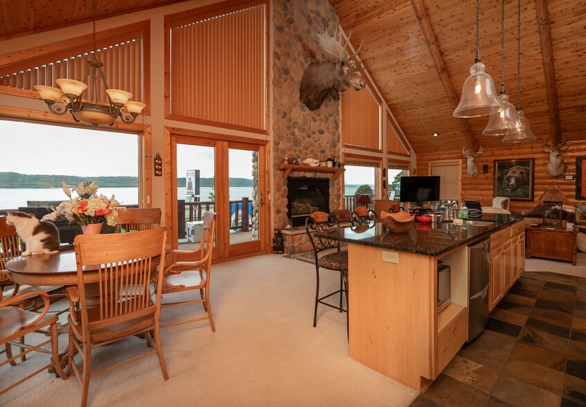 More Photos Of 1127 N Lakeshore Dr, Lake City Hotel For Sale