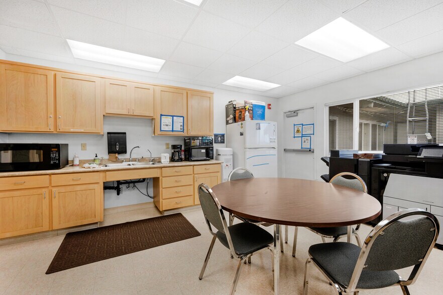 More Photos Of 32588 CA-190, Springville Office For Sale