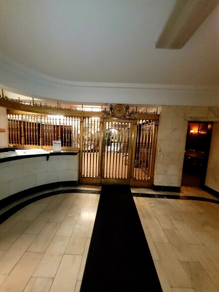 More Photos Of 1110 W 35th St, Chicago Office For Sale