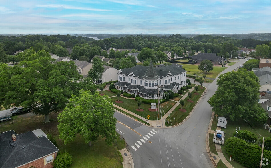 More Photos Of 21000 Torrence Chapel Rd, Cornelius Office Residential For Lease