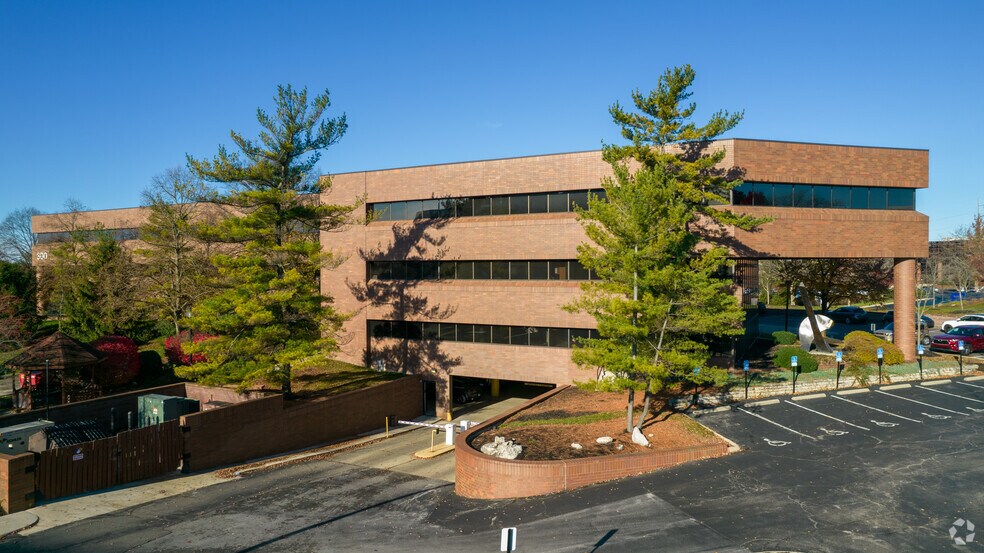 More Photos Of 300 W Wilson Bridge Rd, Worthington Office For Lease