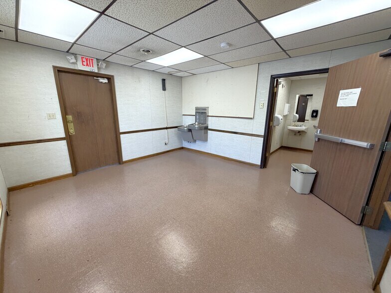 More Photos Of 305 N Mason St, Carrollton Office For Sale