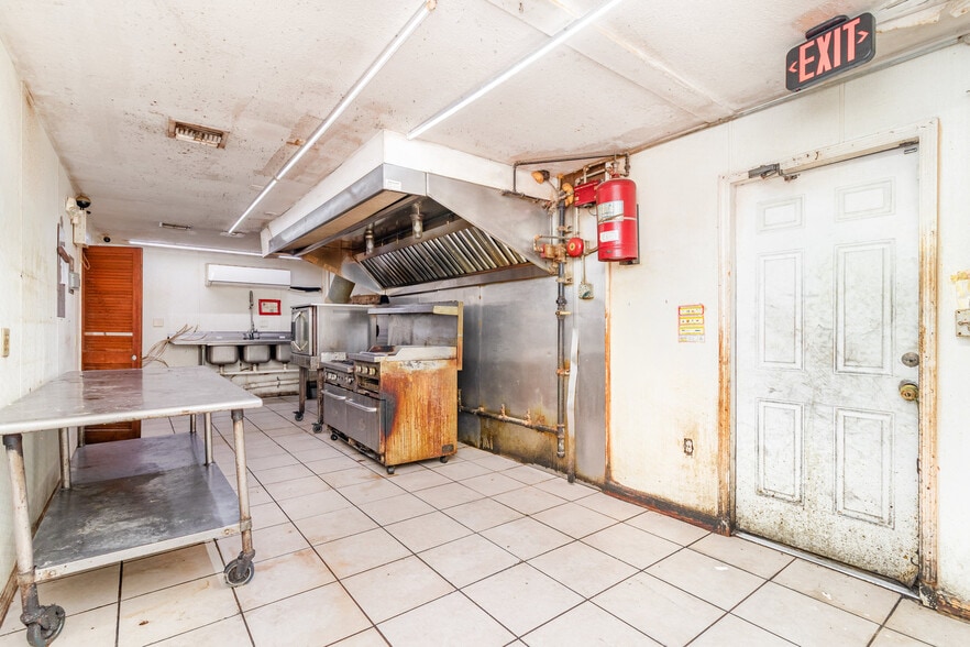 More Photos Of 2516 S Sanford Ave, Sanford Convenience Store For Sale