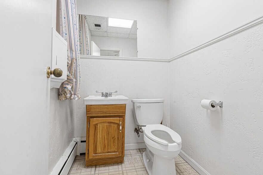 More Photos Of 905 Galesville Rd, Galesville Office For Sale