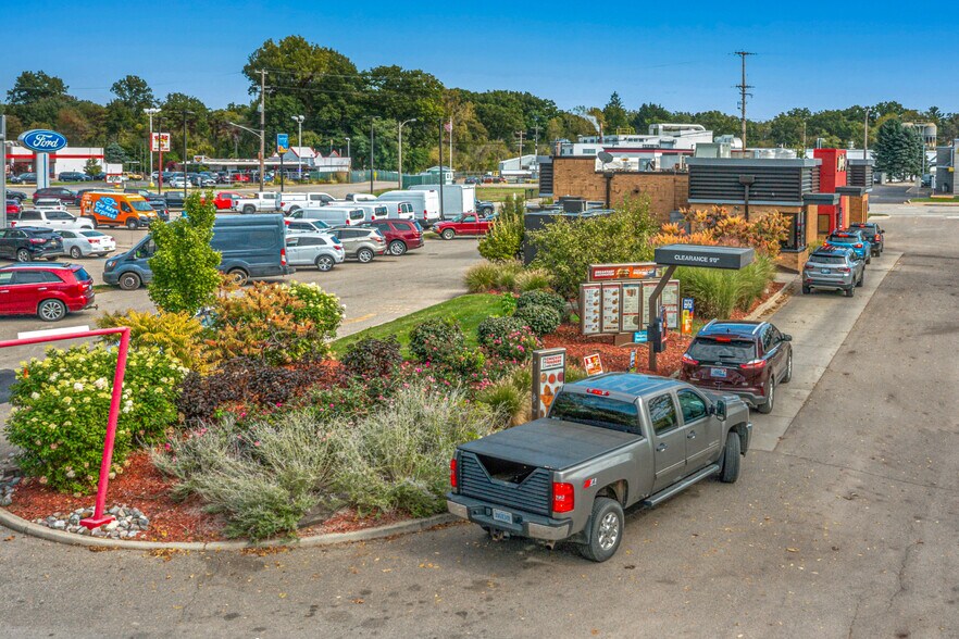 More Photos Of 828 S Kalamazoo St, Paw Paw Fast Food For Sale